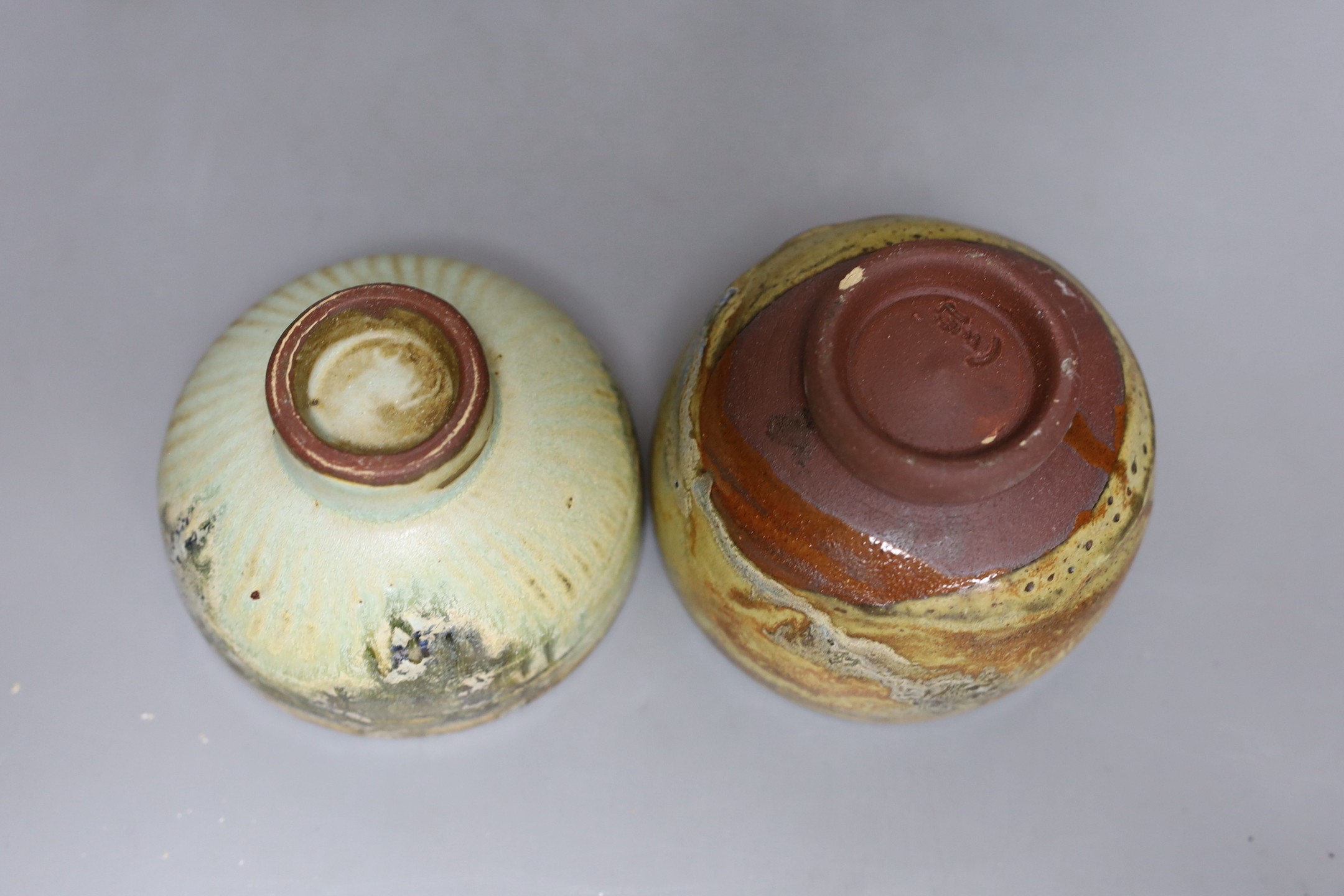 Two Japanese stoneware tea bowls (chawan), a Japanese raku bowl and a Japanese carved wood tea caddy, 19cm